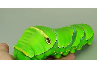【閲覧注意】4倍の大きさで再現されたイモムシのソフビフィギュアが存在感パない！
