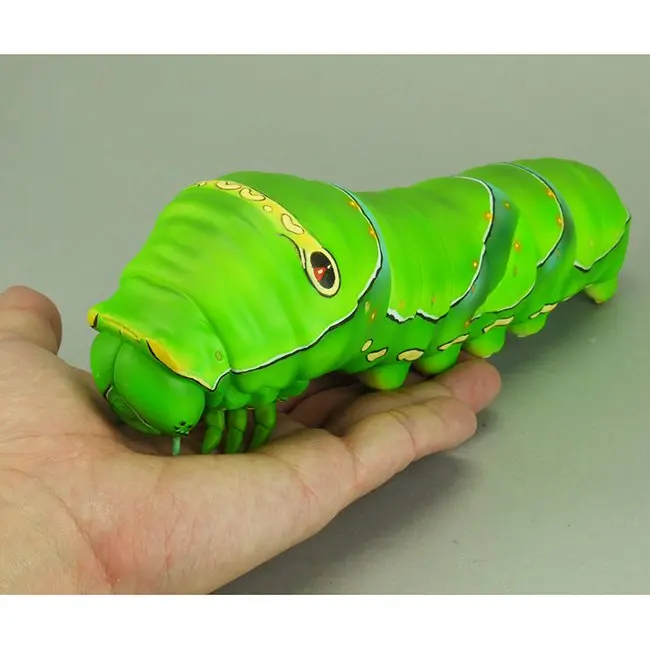 【閲覧注意】4倍の大きさで再現されたイモムシのソフビフィギュアが存在感パない！