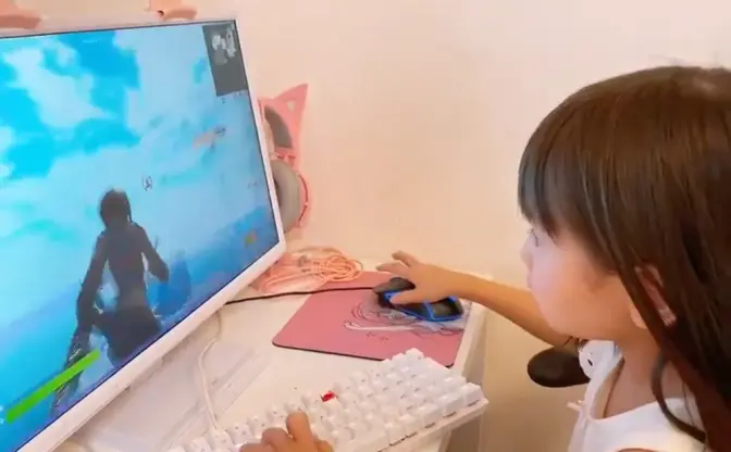 『Fortnite』をキーマウでプレイする7歳 れなち「ヒカキンさんとプレイしたい」