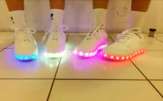 これが最先端のスニーカー！ 7色に光るスニーカーが女子に人気