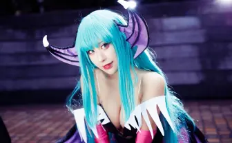 妖しい緑の瞳「ヴァンパイア」モリガン　鮮やかなウィッグも映えるコスプレ