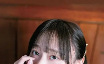 日向坂46影山優佳、写真集から上目遣いの新カット「楽しんで臨めた撮影でした！」