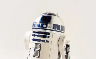スターウォーズ「R2-D2」等身大冷蔵庫がPOP！ リモコン操作もできるよ