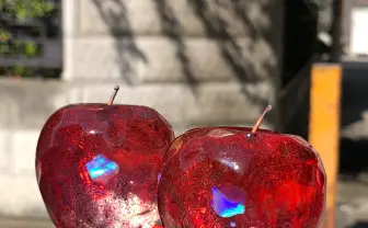 宝石のようなリンゴのガラス細工 「生きてるみたい」など反響