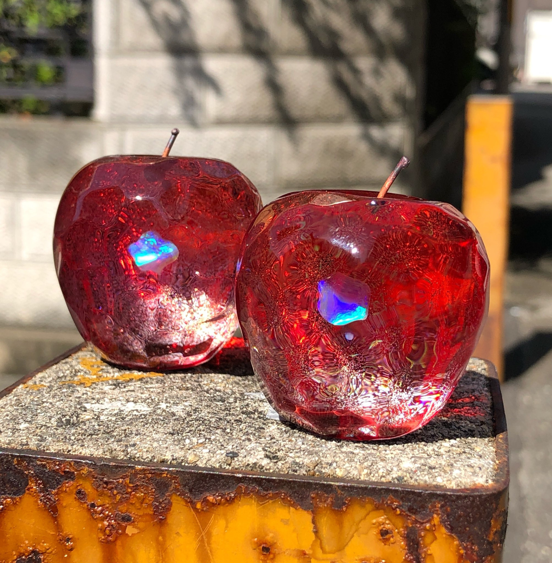 宝石のようなリンゴのガラス細工 「生きてるみたい」など反響 - KAI-YOU