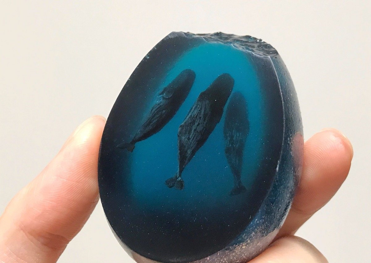 海の神秘を手のひらサイズに立体化 太陽に輝く海と眠るクジラ 海の神秘を手のひらサイズに立体化 太陽に輝く海と眠るクジラ