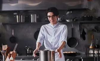 高橋一生が笑顔で料理する写真が眩しい…! 期間限定インスタに3日で30万人