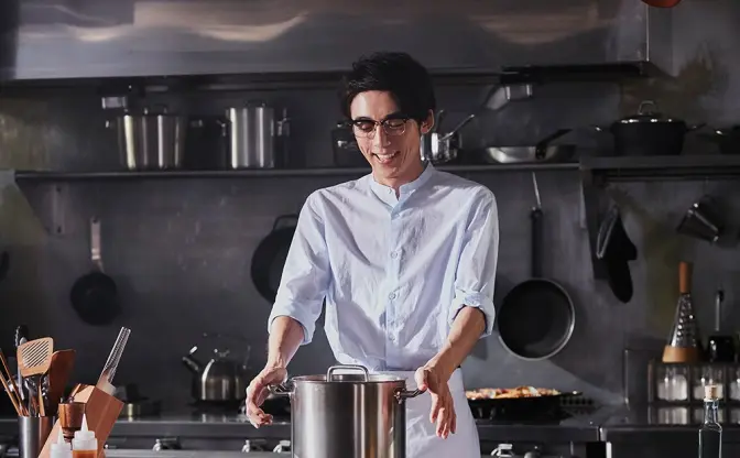 高橋一生が笑顔で料理する写真が眩しい…！ 期間限定インスタに3日で30万人