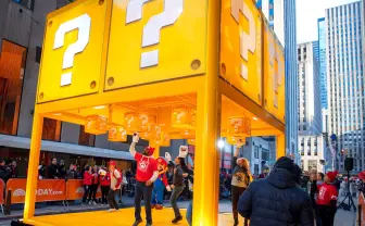 NYに任天堂「マリオ」 のハテナブロック出現　ファン1000人が最高の笑顔でパンチ