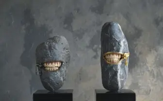 石の中から覗く歯が衝撃的 石材店社長によるストーンアート展「自遊石」