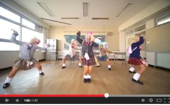 ガングロギャルが踊りまくる！？　すいみん不足、コンピューターおばあちゃん……選曲がアラサーホイホイ！