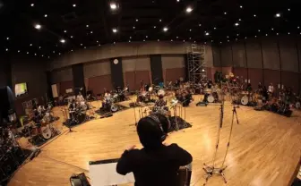 ピエール中野、超絶プレイ炸裂のドラマー20名オーケストラ映像公開！