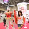 画像は、日清食品のブース。ガンダムとキレイな女性という、最強の組み合わせ。