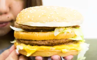 大っきすぎな新商品「ギガ／グランドビッグマック」に女子が挑戦！