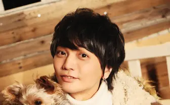 浅沼晋太郎2nd写真集『POPCORN ’n POP』 犬を抱きほほ笑む姿が尊い