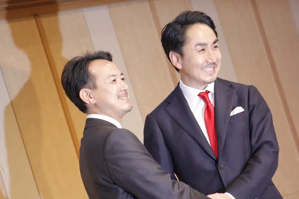 ヤフーとLINE、経営統合で合同記者会見 「強い危機感と大きな志」語る