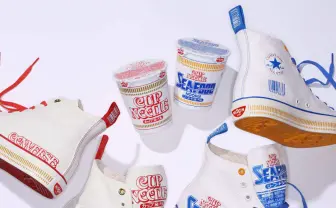 靴紐が麺…!? カップヌードルに染まったコンバースが爆ポップ！