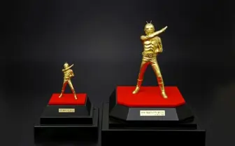 お値段555万円のヒーロー！  純金製仮面ライダーが眩しすぎる