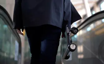 ノーパソ感覚で持ち歩けるクルマ？ 超小型4輪 「WALKCAR」が気になる