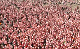 「ウォーリーをさがせ」の仮装で集まれ! 世界記録3872人に挑戦