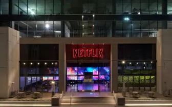 Netflixが広告付き低価格プランを導入　Microsoftと提携、画質には未言及