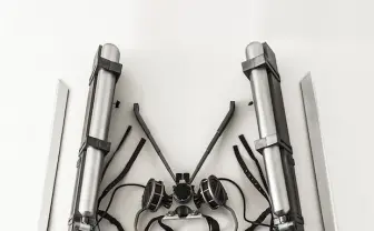 『進撃の巨人』原寸大の立体機動装置が登場！ 総重量は約10kg