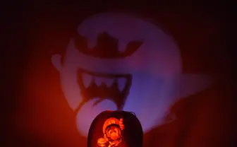 カボチャでルイージマンションの世界を投影　制作者はアメリカ人の芸術家