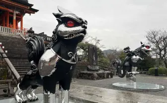清水寺から世界を見守るメタリック狛犬　込められた世界平和への願い