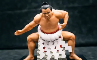 異色の「千代の富士」フィギュア土俵入り　アポなしで女将さん訪問、実現へ