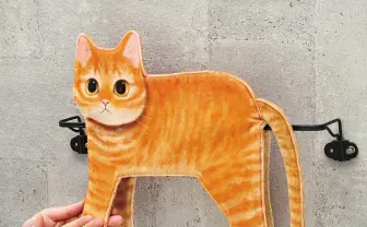 細長いところで和む猫、タオルになる　フェリシモのかわいいセンス炸裂
