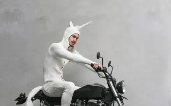 動物モチーフ全身ニットが話題　バイク乗りユニコーンにグラサンのウサギ