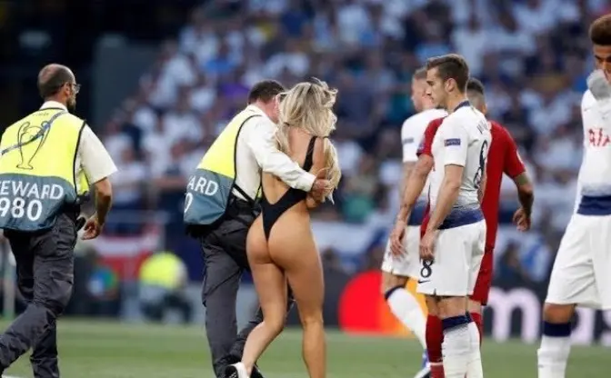 サッカーCL決勝戦に乱入したアウト過ぎる女性　4億円を荒稼ぎ