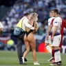 サッカーCL決勝に乱入した女性／画像は動画「MY GIRLFRIEND STREAKED CHAMPIONS LEAGUE FINAL!」より