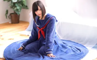 セーラー服型パジャマから「着る毛布」誕生! 座るとコタツに進化