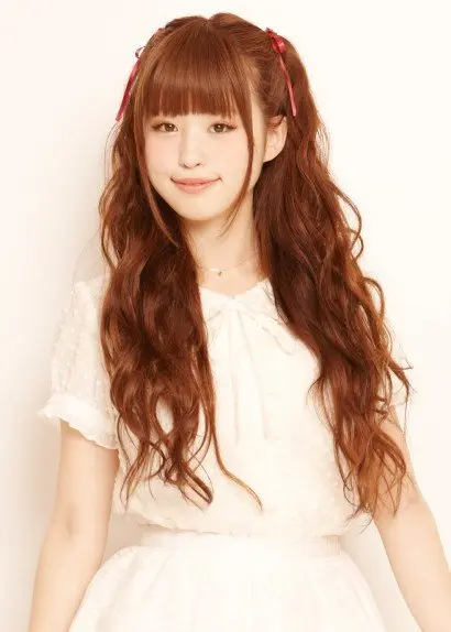 世間を賑わすセーラー服おじさんが美女と共演！　やのあんな「Shape My Story」MV公開