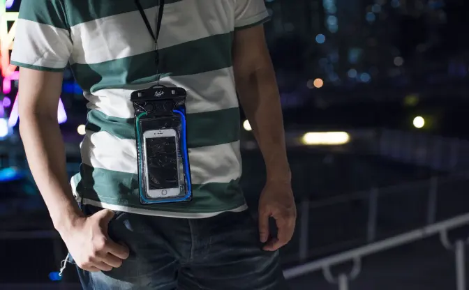 圧倒的な防水と美しいLED　フェス専用スマホケースの決定版