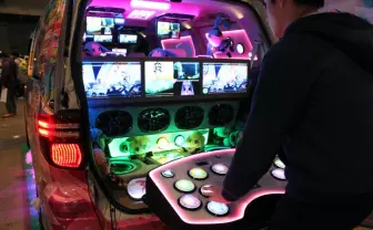 音ゲーができる700万の魔改造痛車がすごい…！ 制作者にインタビュー