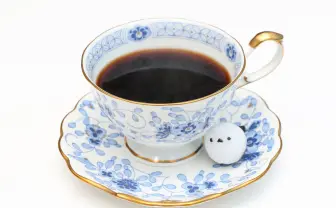 めんこい野鳥「シマエナガ」の角砂糖　コーヒータイムにやってきた雪の妖精