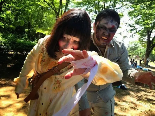 人間襲撃ダメ、ゼッタイ！ 野外を歩く健全な「ゾンビウォーキング」開催
