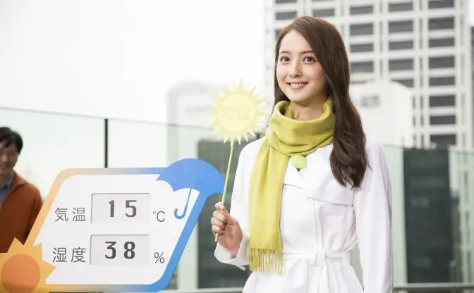 佐々木希がロッテCMでお天気お姉さんに変身！ インタビュー映像も