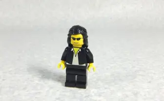 レゴで再現された佐村河内守さん（長髪ver）が完全に一致と話題