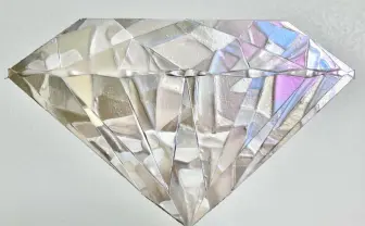 輝く宝石…に使ったのは絵の具！ 見る角度で変化する神秘的な1枚