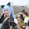 霧島レイ（ユピテルのカーナビのキャラ）のコスプレをするえむさん！ 国際展示場をバックに一枚。