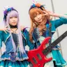 （左）えい梨さん　『BanG Dream!』（バンドリ！）湊友希那のコスプレ／（右）シスルさん　『BanG Dream!』（バンドリ！）今井リサのコスプレ写真@「コミックマーケット97」（C97）