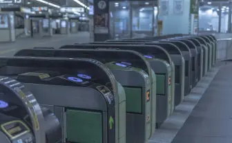 新宿駅から人が消えた 台風当日に撮影された幻想的な写真たち