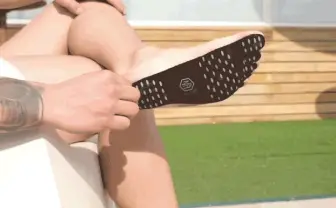 裸足にしか見えないサンダルNakefit この夏、海辺やプールで履きたい!