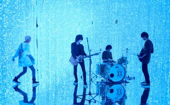 BUMP OF CHICKEN 新曲「アリア」MVをチームラボ「光の彫刻」内で撮影