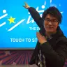 AnimeJapan 2014の『ピンポン』ブース前にて、「ヒーロー見参！」ポーズのペコ役・片山福十郎さん