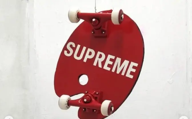 「Supreme」パロディのスケボーが世界最高額で売却される