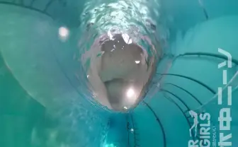 女の子を好きな角度から凝視したい！ 360度水中ニーソ動画が最高だった